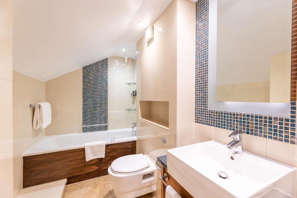 100 Queen's Gate Hotel London Kensington, Curio Collection by Hilton room