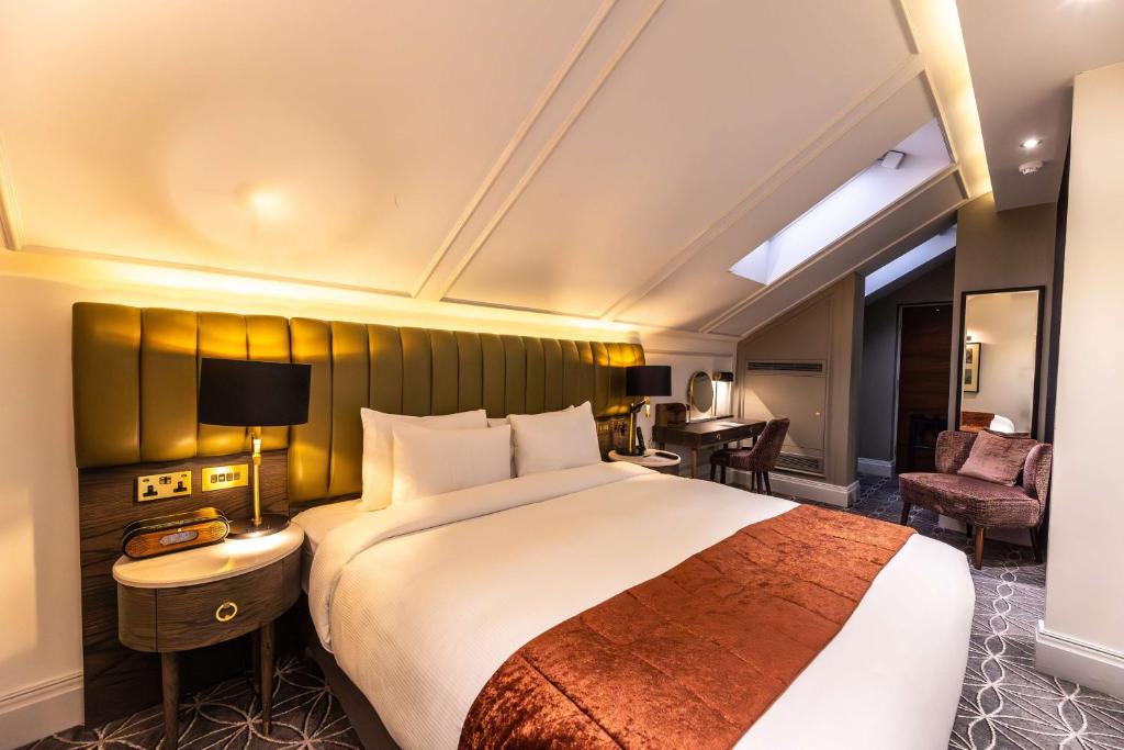 100 Queen's Gate Hotel London Kensington, Curio Collection by Hilton room