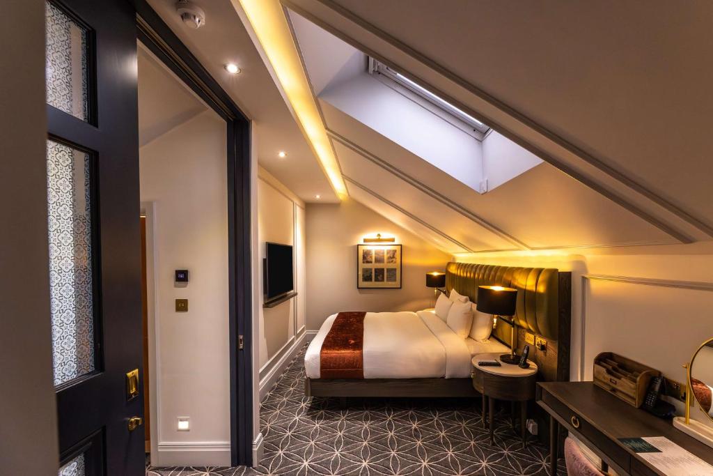 100 Queen's Gate Hotel London Kensington, Curio Collection by Hilton room