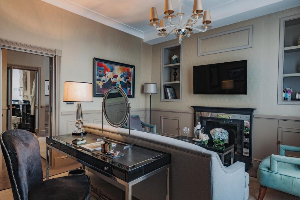 Deluxe King Suite