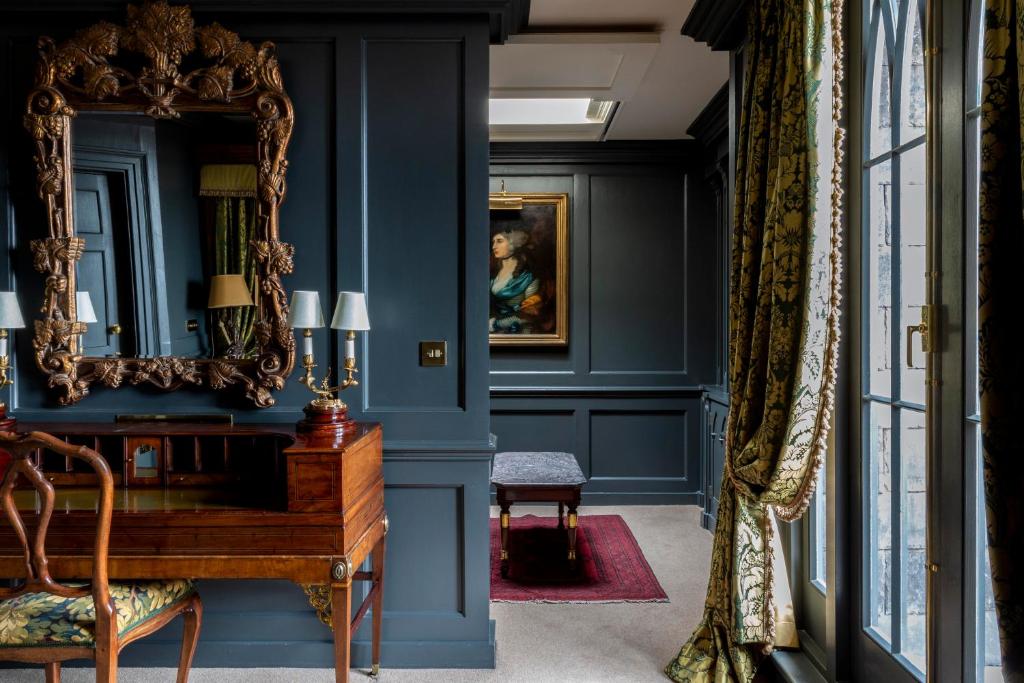 Suite with Sitting Room and Balcony