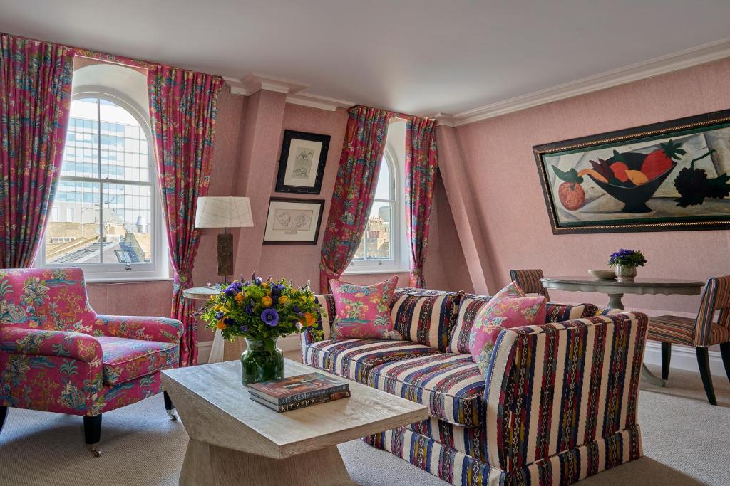 One-Bedroom Virginia Woolf Suite
