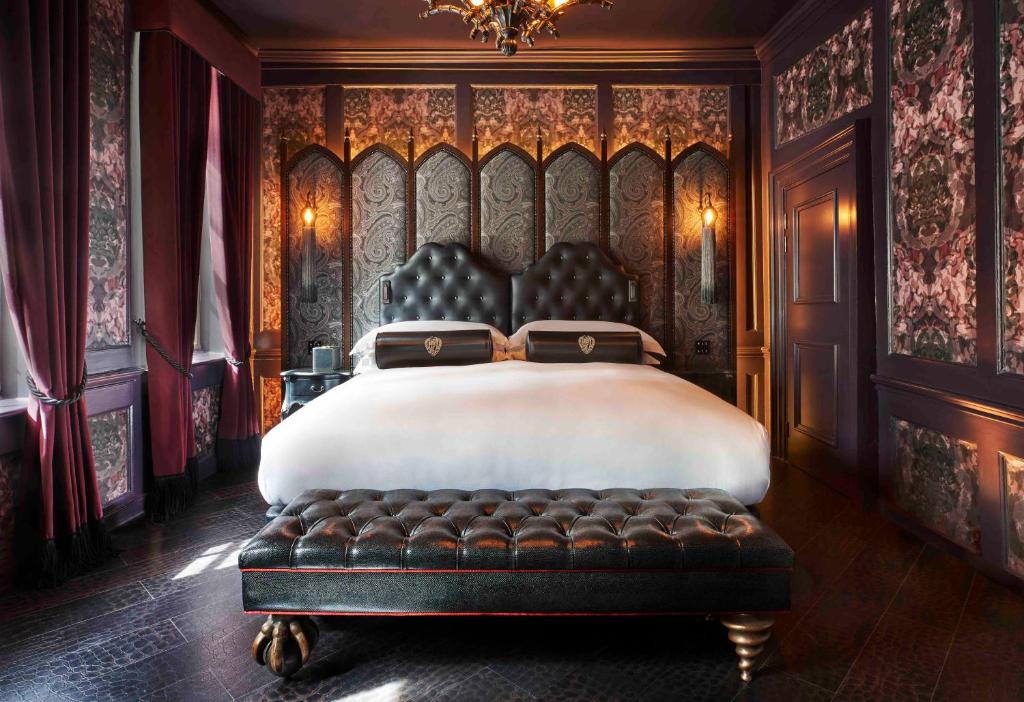 Chateau Denmark London room