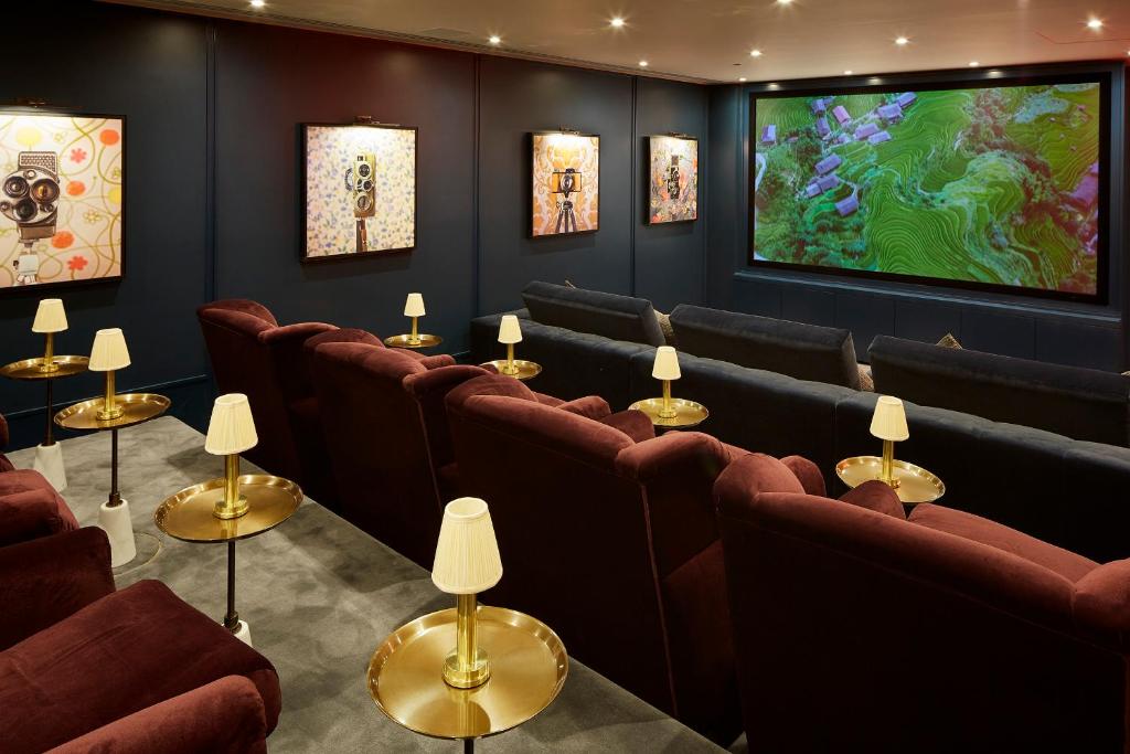Cheval Gloucester Park at Kensington room