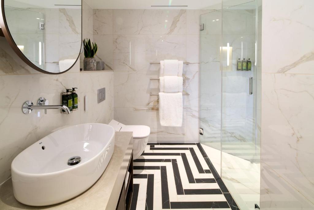 Cheval Phoenix House at Sloane Square room