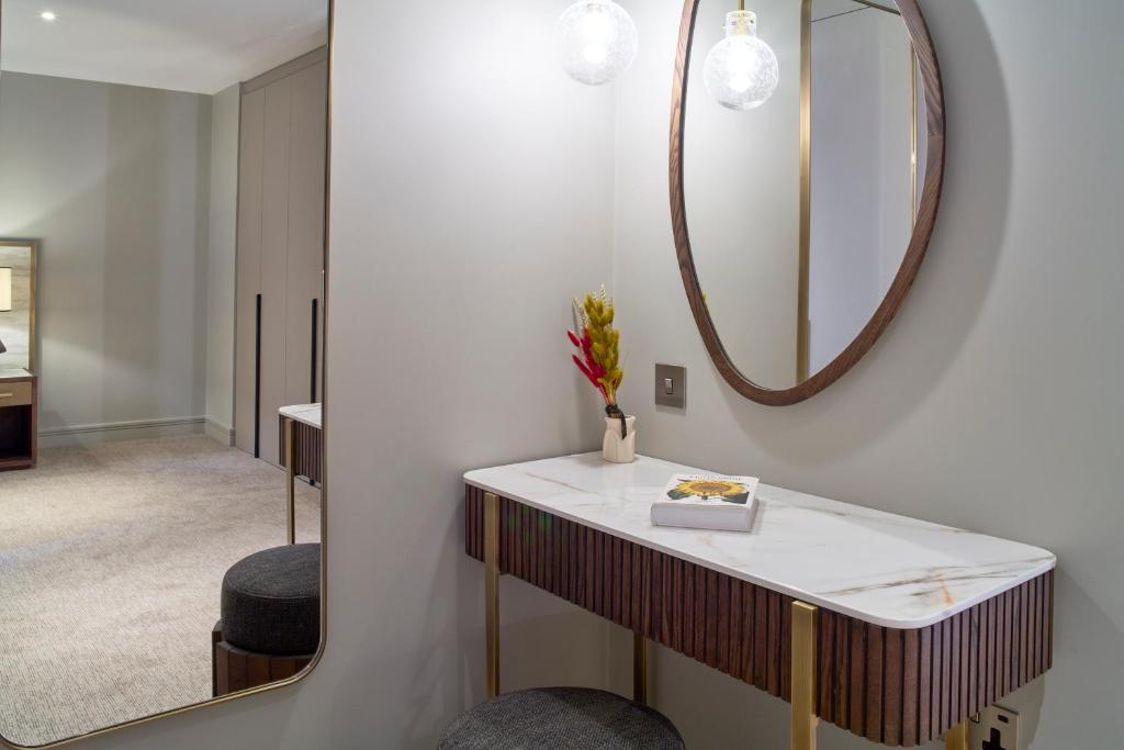Cheval Phoenix House at Sloane Square room