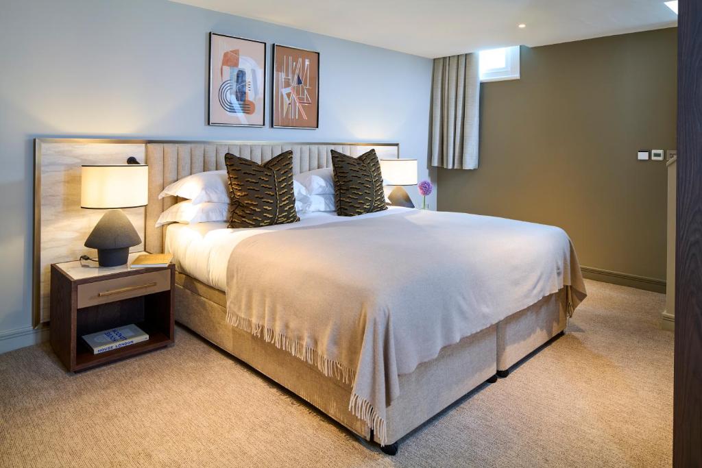 Cheval Phoenix House at Sloane Square room