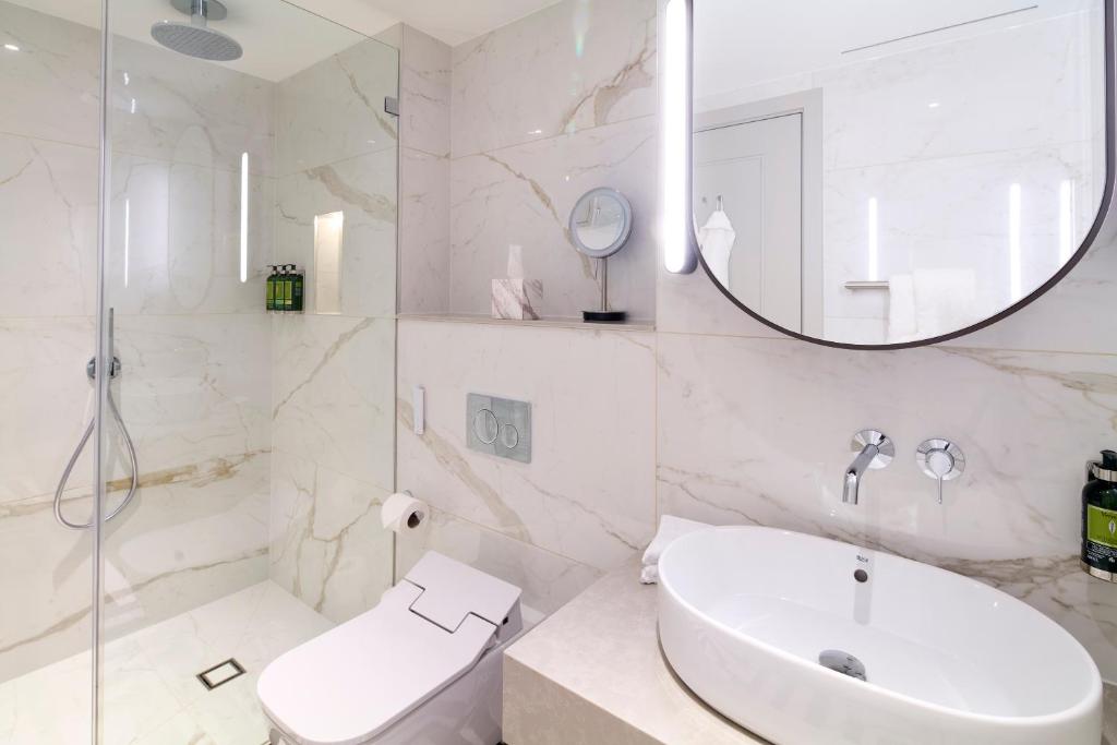 Cheval Phoenix House at Sloane Square room