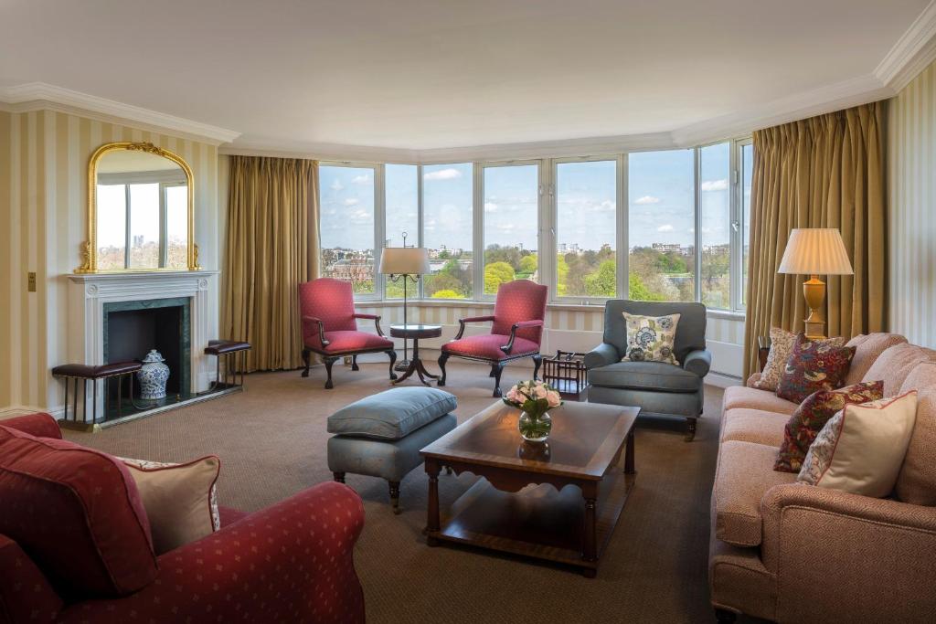 Deluxe Four Bedroom Apartment with Park View