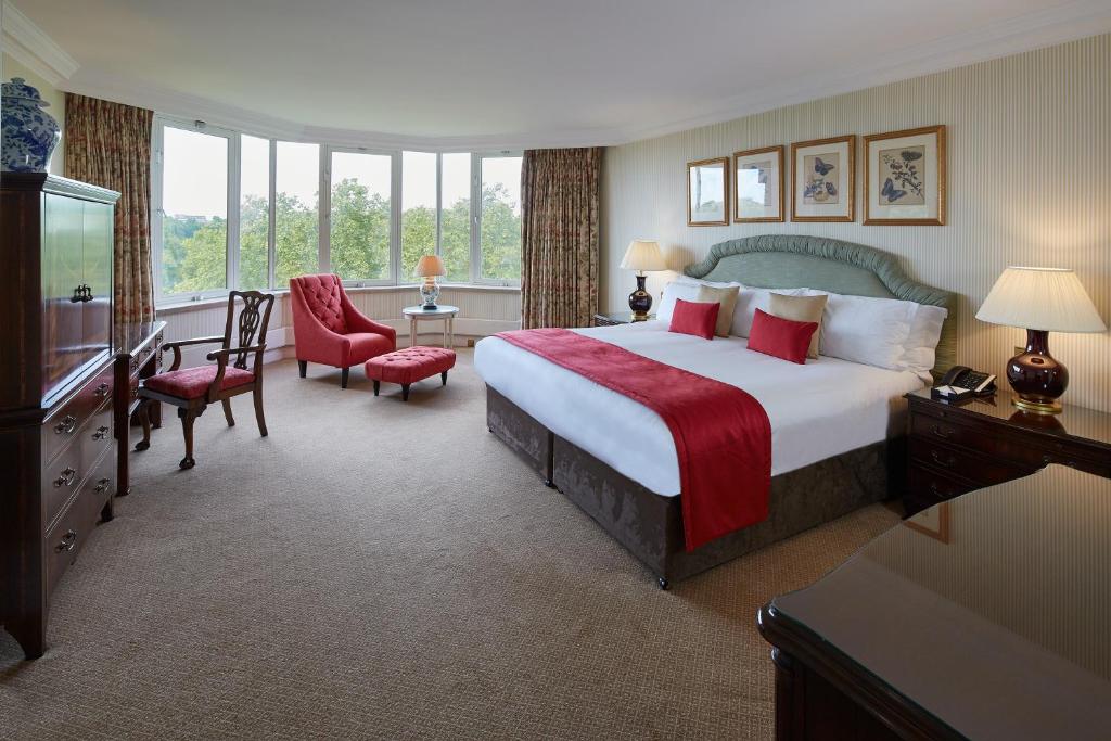 Deluxe Three-Bedroom Apartment with Park View