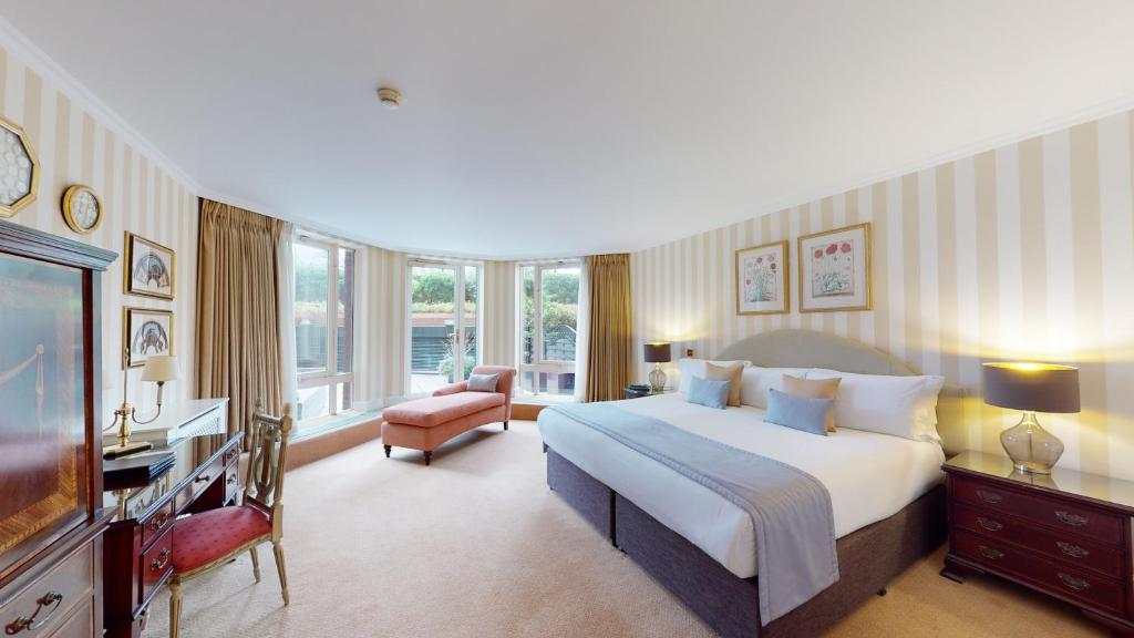Deluxe Two Bedroom Apartment with Garden Terrace