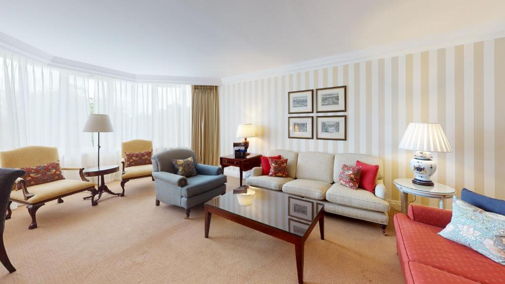 Deluxe Two-Bedroom Apartment with Park View