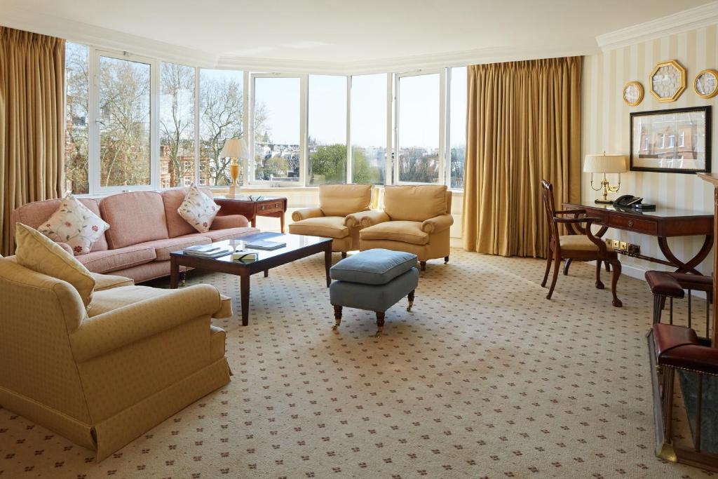 Luxury Three-Bedroom Apartment