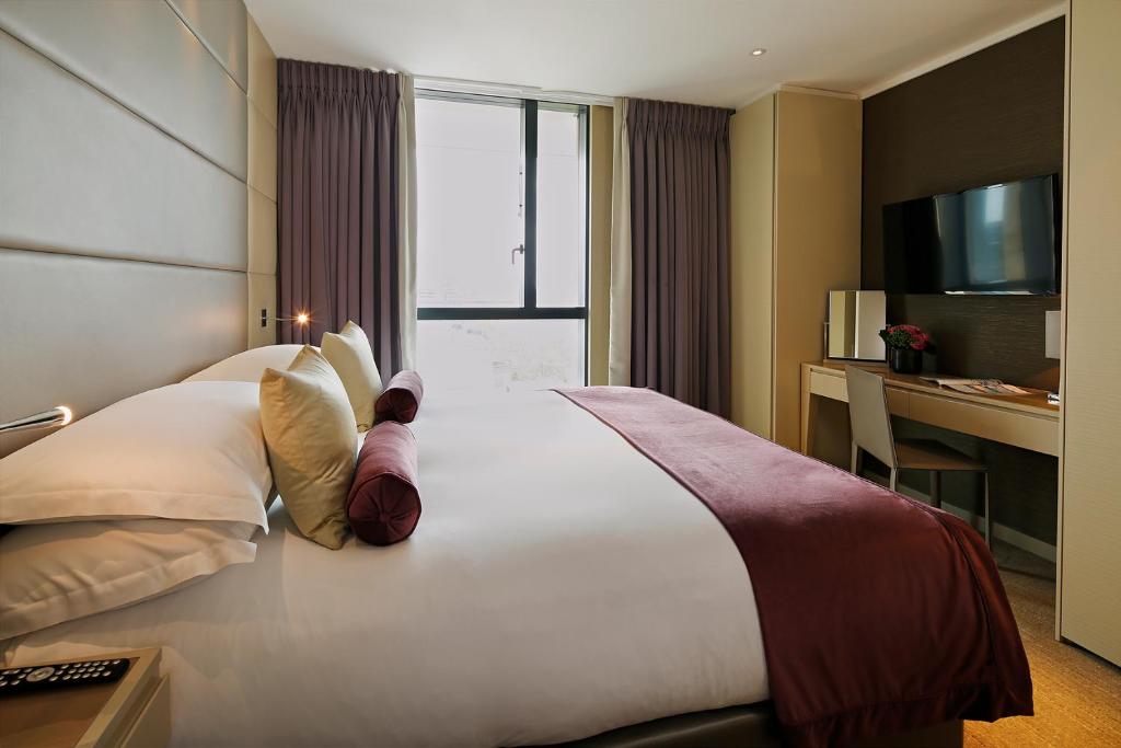Cheval Three Quays at The Tower of London room