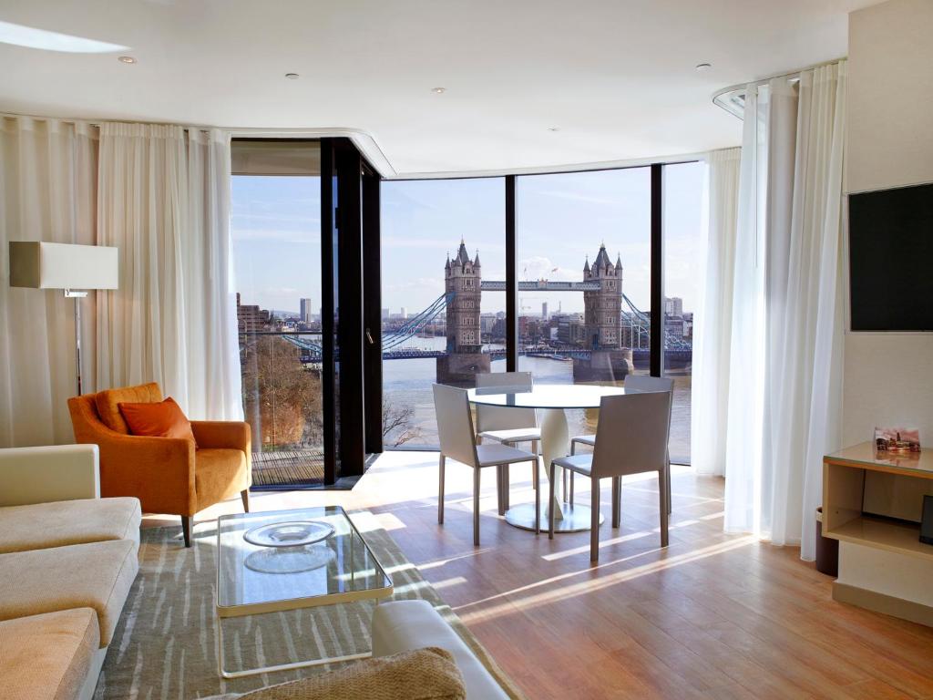 Deluxe Two-Bedroom Apartment with Riverview
