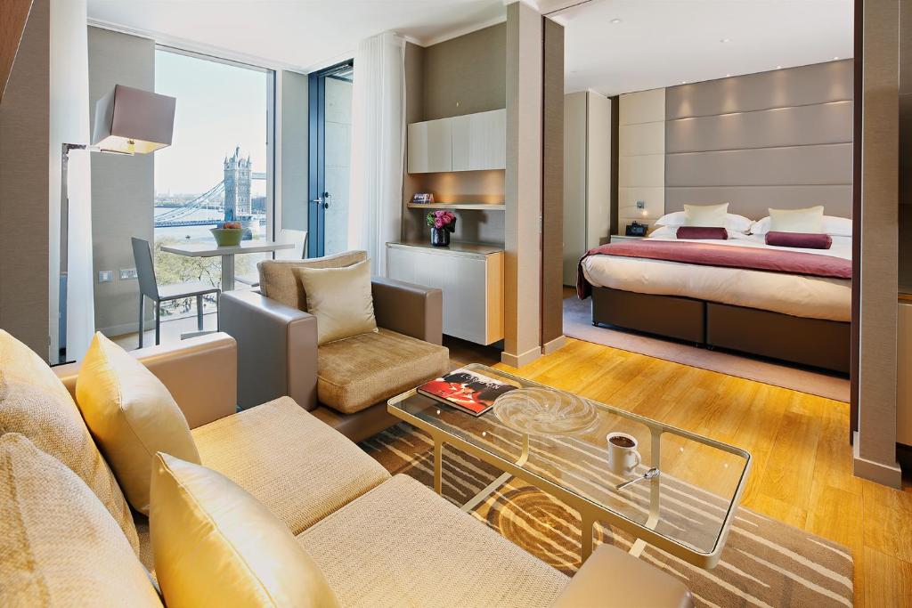 Luxury One-bedroom Apartment with Tower View