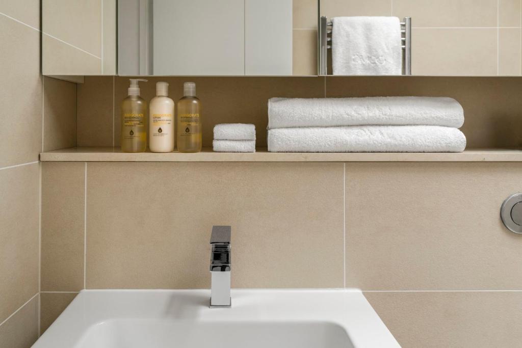 COMO Metropolitan London room