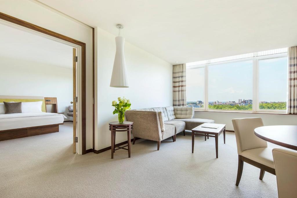 Deluxe One-Bedroom Park Suite
