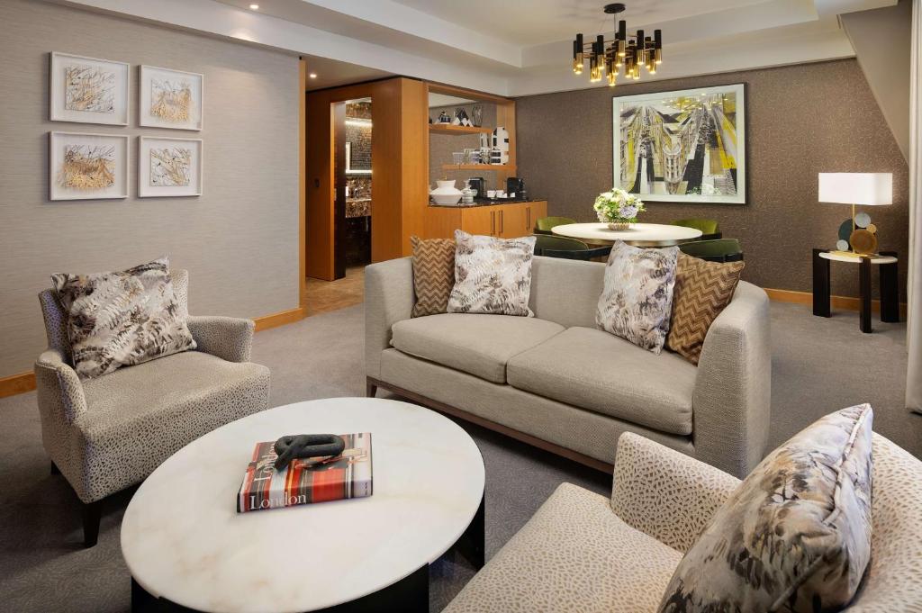 One-Bedroom Deluxe Suite - Lounge Access