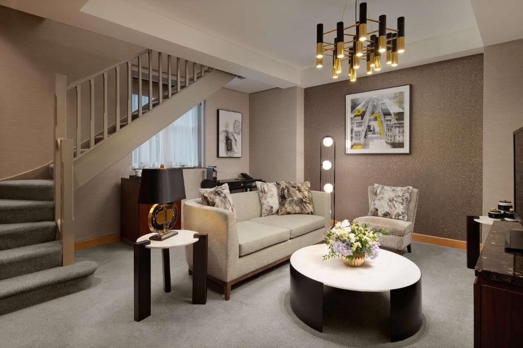 One-Bedroom Duplex Suite - Lounge Access