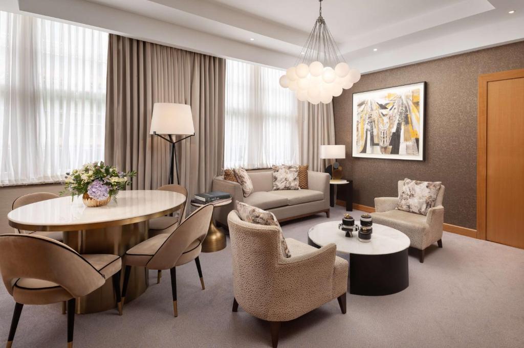 One-Bedroom Suite - Lounge Access