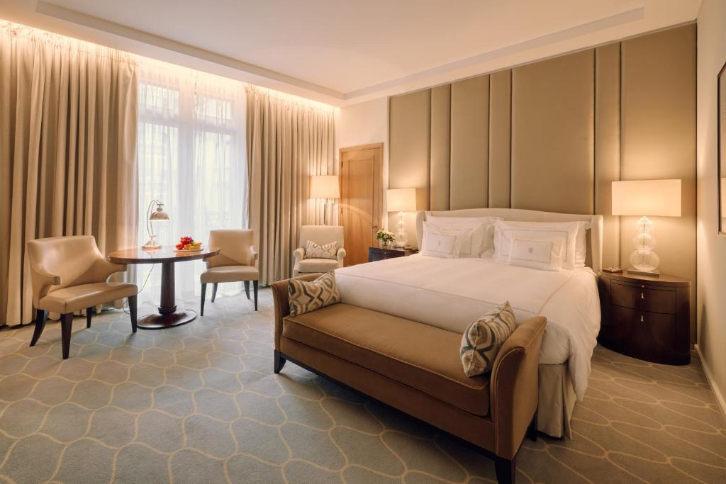 Corinthia London room