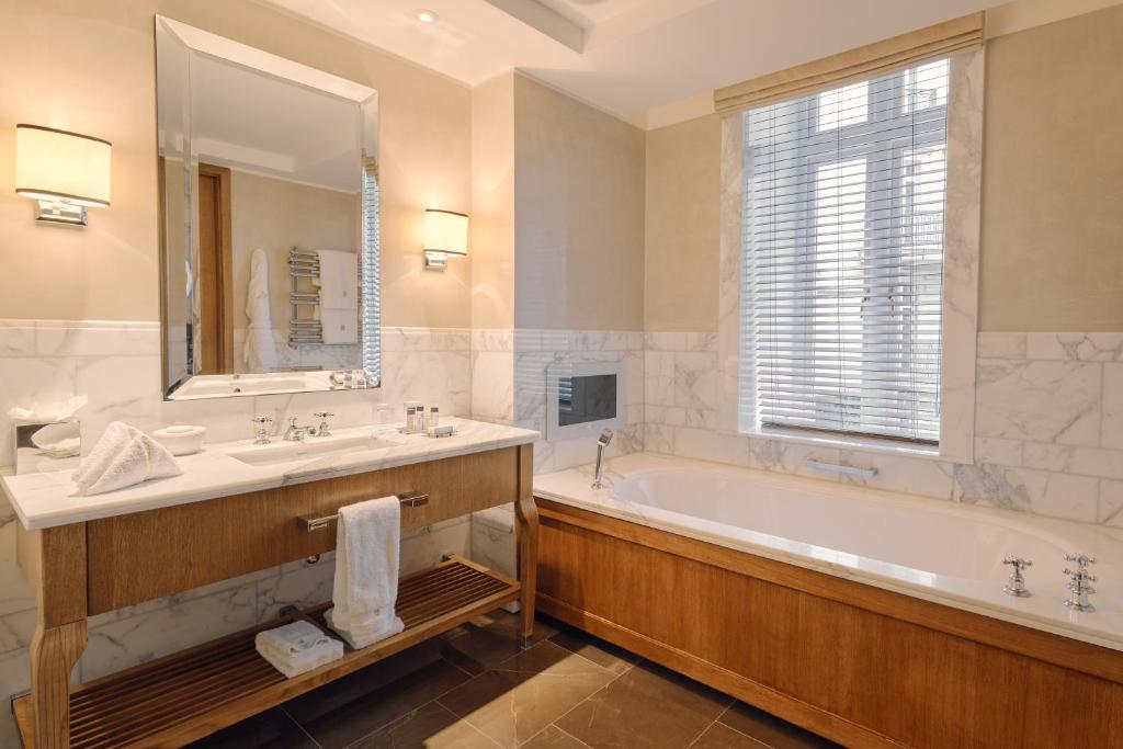 Corinthia London room