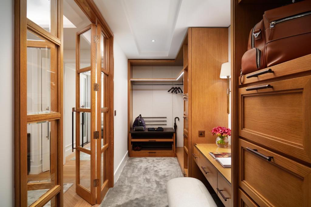 Corinthia London room