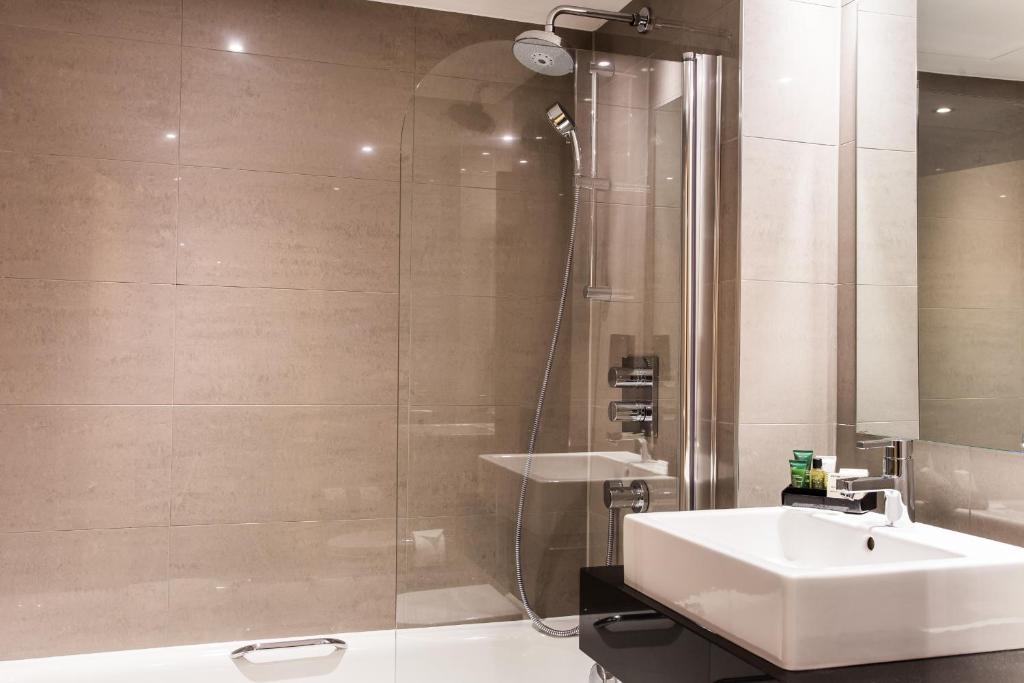 Courthouse Hotel London room