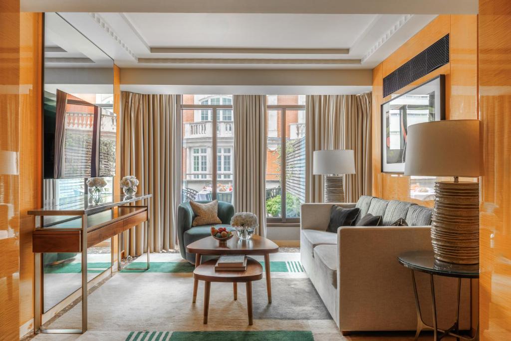 Four Seasons Hotel London at Park Lane room