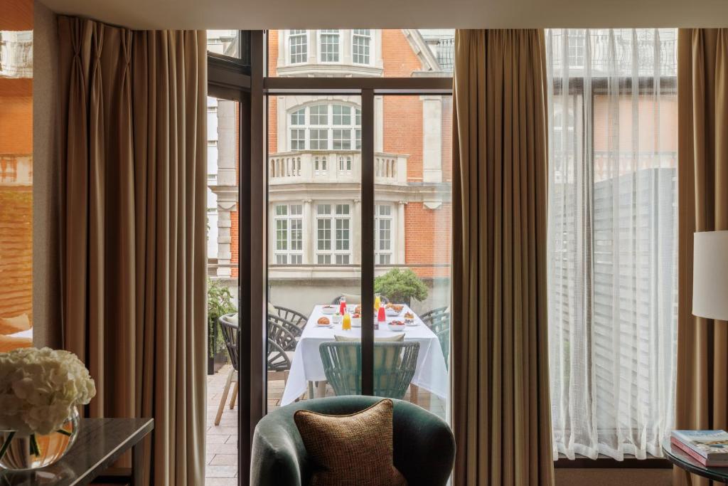 Four Seasons Hotel London at Park Lane room
