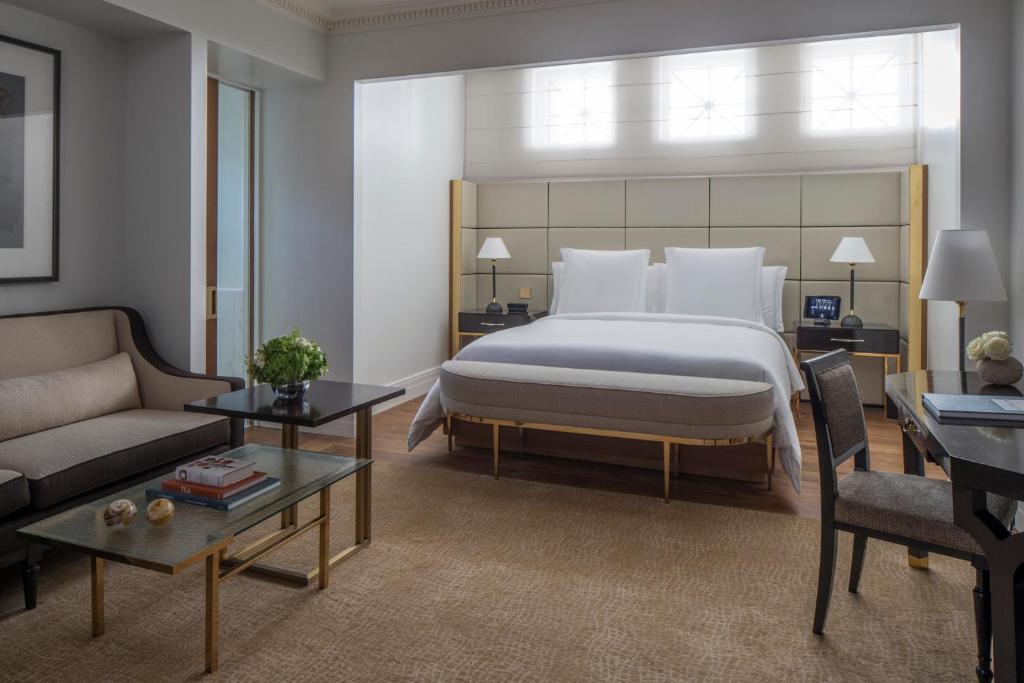 Deluxe One-Bedroom King Suite