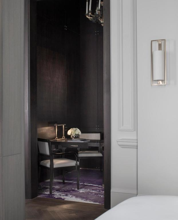 Four Seasons Hotel London at Tower Bridge room