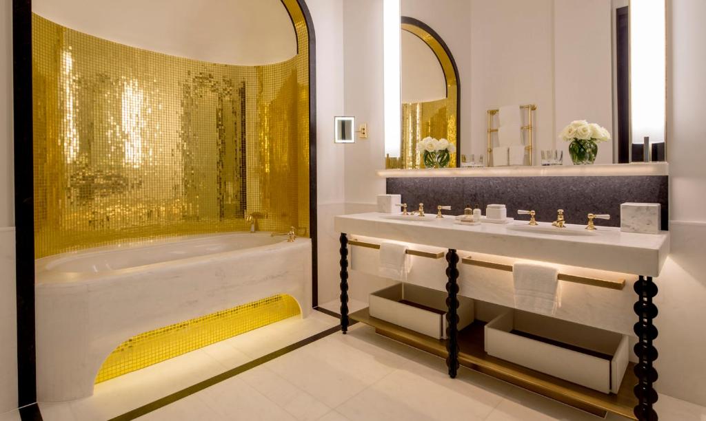 Four Seasons Hotel London at Tower Bridge room