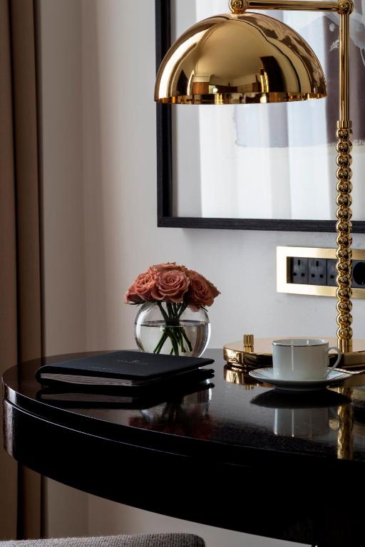 Four Seasons Hotel London at Tower Bridge room