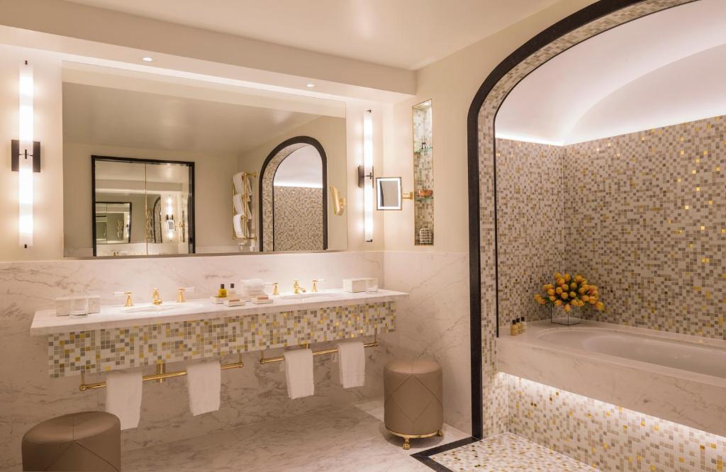 Four Seasons Hotel London at Tower Bridge room
