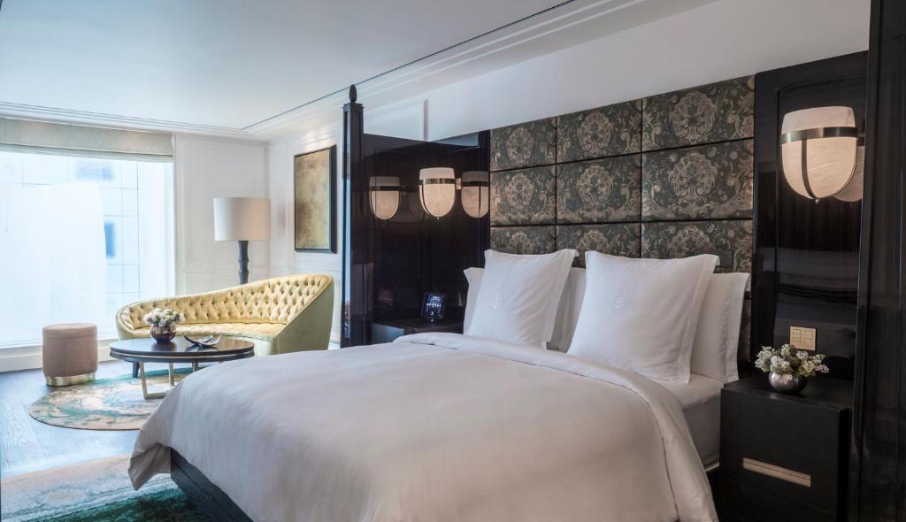 Four Seasons Hotel London at Tower Bridge room