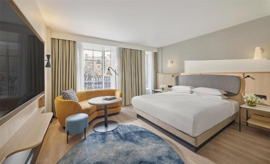 King Room with City View - Club Access