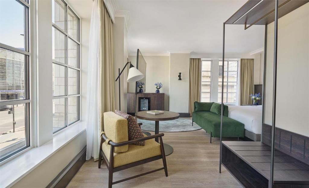 Suite with Street View