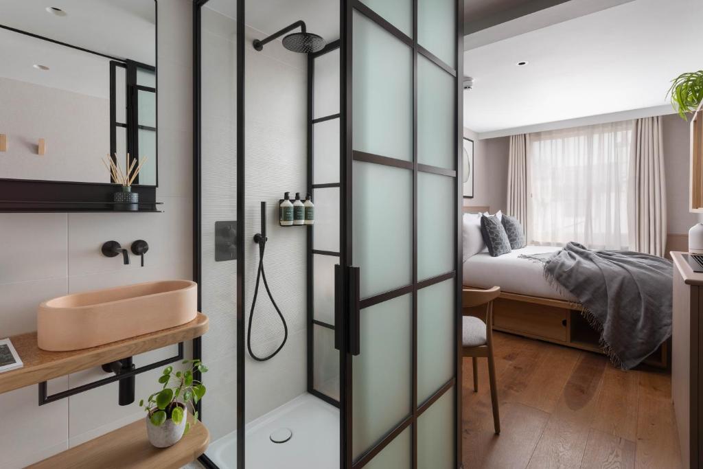 Inhabit Queen's Gardens, a Member of Design Hotels room
