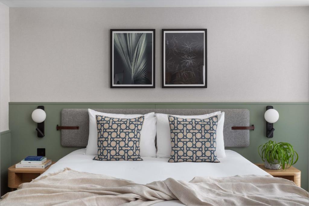 Inhabit Queen's Gardens, a Member of Design Hotels room