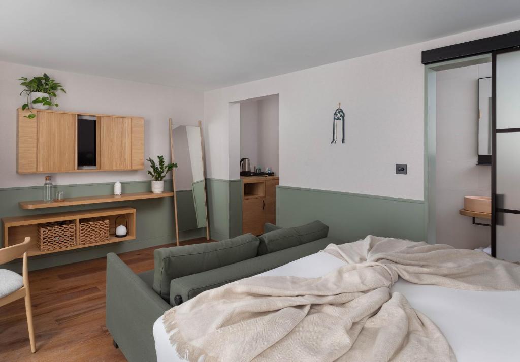 Inhabit Queen's Gardens, a Member of Design Hotels room