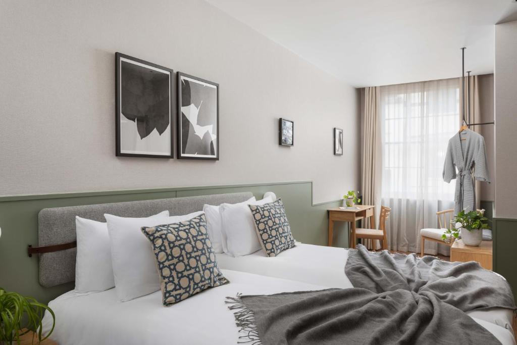 Inhabit Queen's Gardens, a Member of Design Hotels room