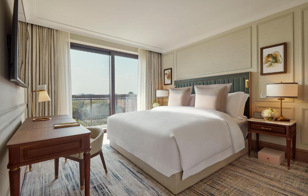 Deluxe Balcony Garden Suite with exclusive access to Cadogan private gardens