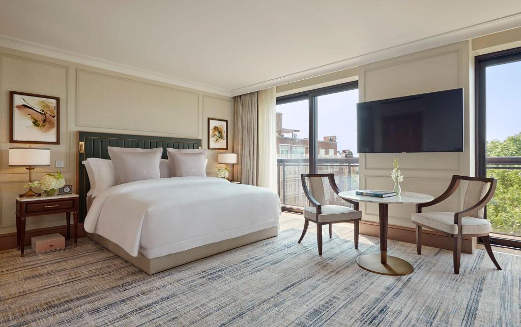 Junior Suite with exclusive access to Cadogan private gardens