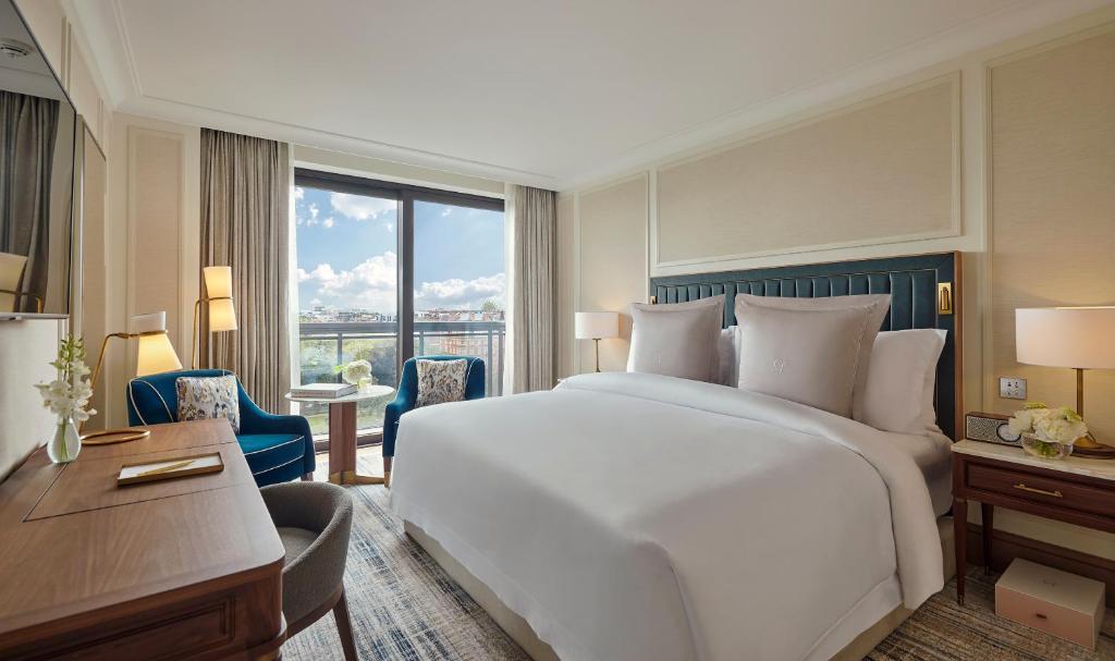 Superior Balcony Room with exclusive access to Cadogan private gardens