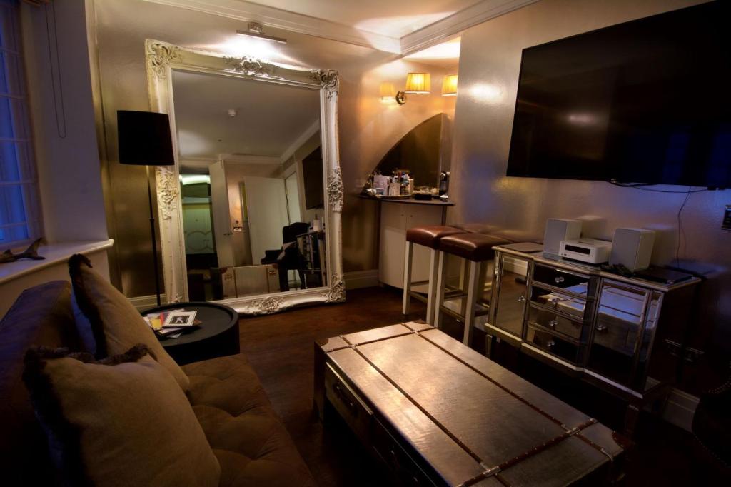 Karma Sanctum Soho Hotel room