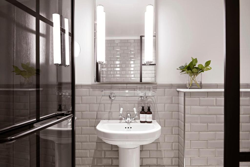 Kimpton Fitzroy London by IHG room