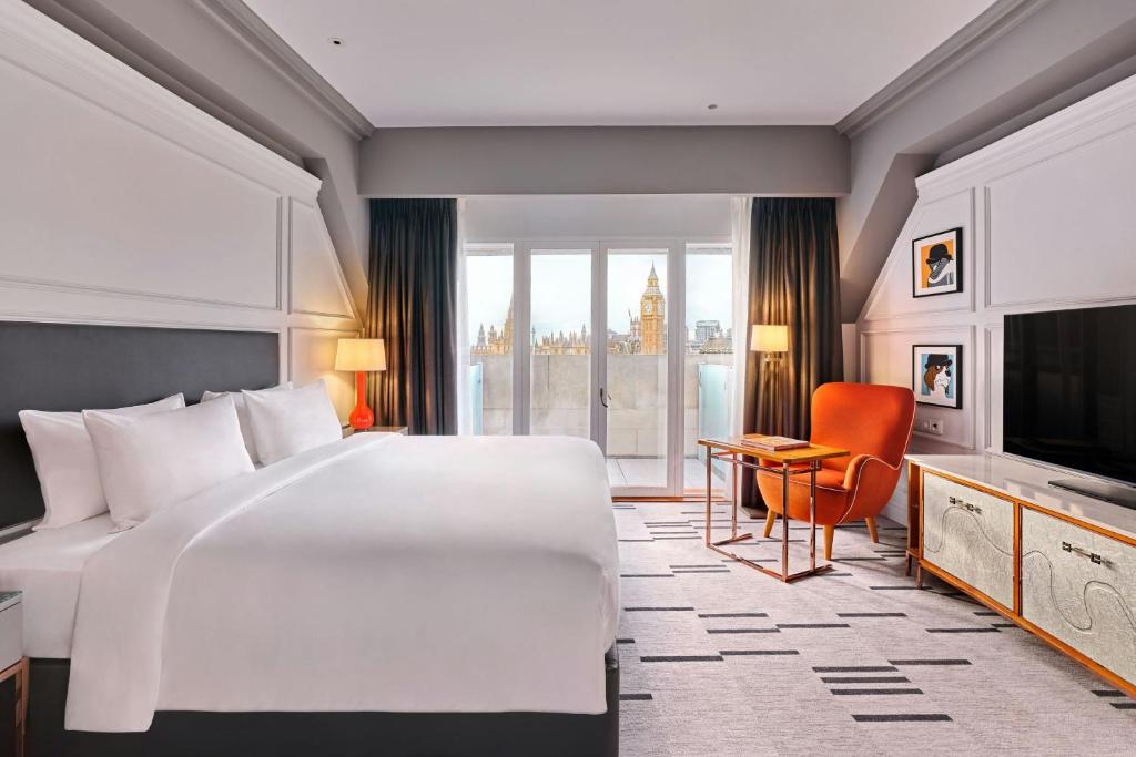 King Room with Balcony and River Thames View