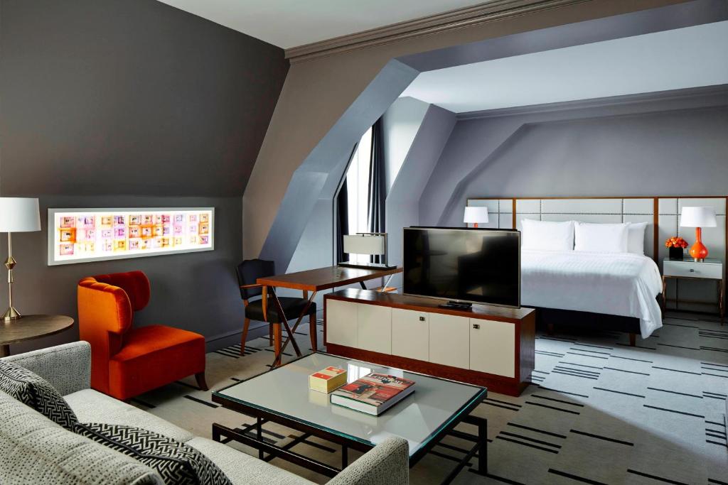 Suite with Balcony and Lounge Access